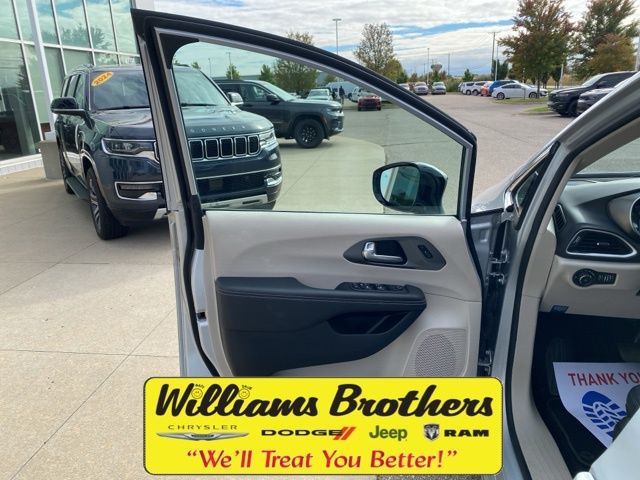 2024 Chrysler Pacifica Touring L - Silver Mist Clearcoat exterior view 10