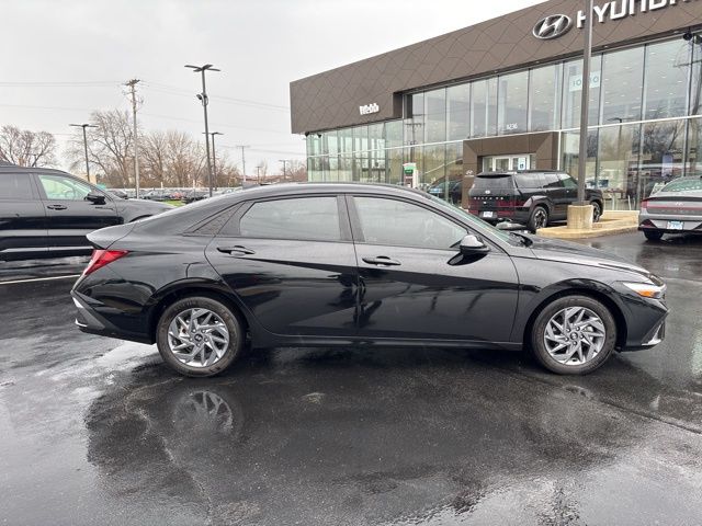 Used 2024 Black Hyundai SEL image 2