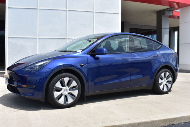 Used 2024 Tesla Model Y Long Range with VIN 7SAYGDEE1RA251683 for sale in Quincy, IL