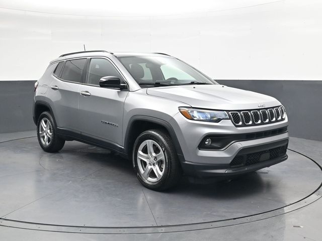 Used 2023 Silver Jeep Latitude image 2