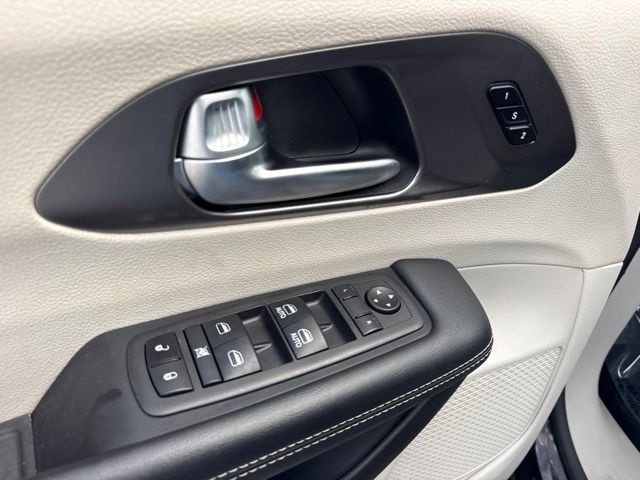 Used 2024 Chrysler Pacifica Van