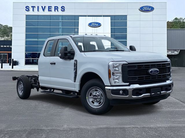 Oxford White 2026 Ford F-250 Super Duty XL SuperCab LB RWD Pickup Truck 4X2 Automatic