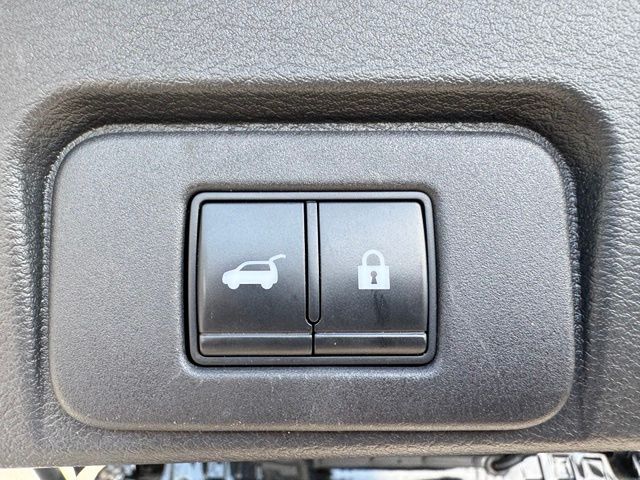 Used 2021 Blue Nissan Platinum image 8