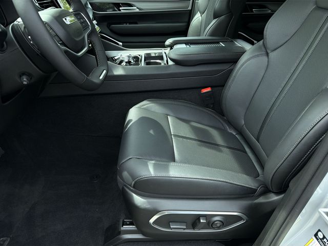 New 2026 Silver-Zynith Exterior Paint Jeep Limited Altitude image 21