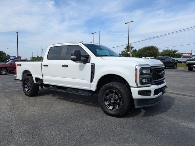 Oxford White 2023 Ford F-250 Super Duty Pickup Truck Four-Wheel Drive Automatic