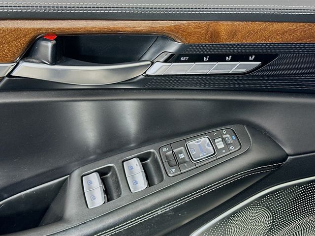 Thumbnail: 2017 Genesis G90 - 18