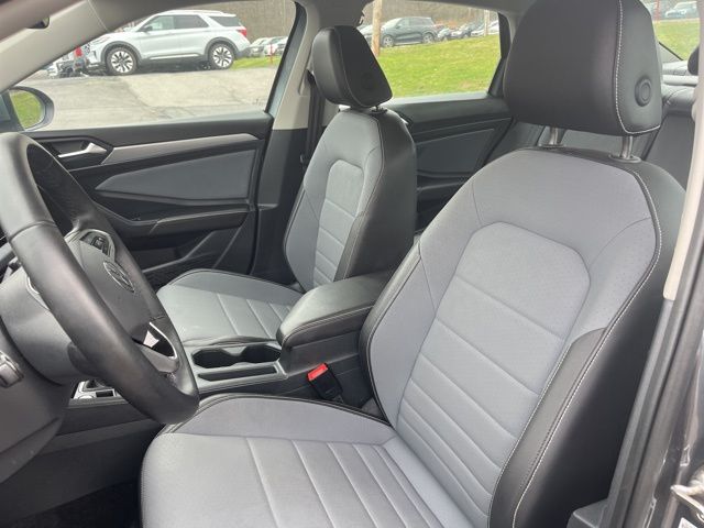 Certified Used 2025  Volkswagen 1.5T SE image 13