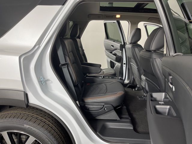 2025 Everest White Pearl Tricoat Nissan Pathfinder Platinum 4X4 SUV