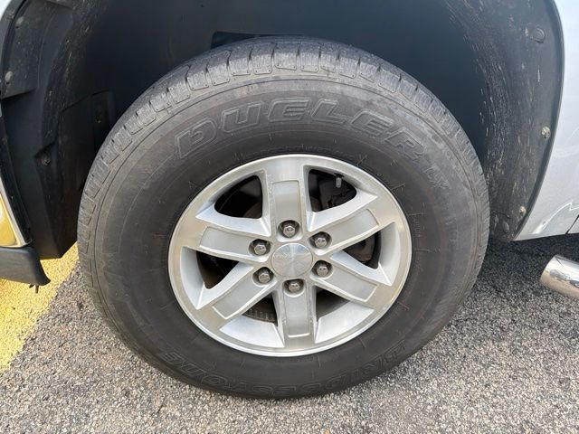 Used 2013 Silver GMC SLE image 4
