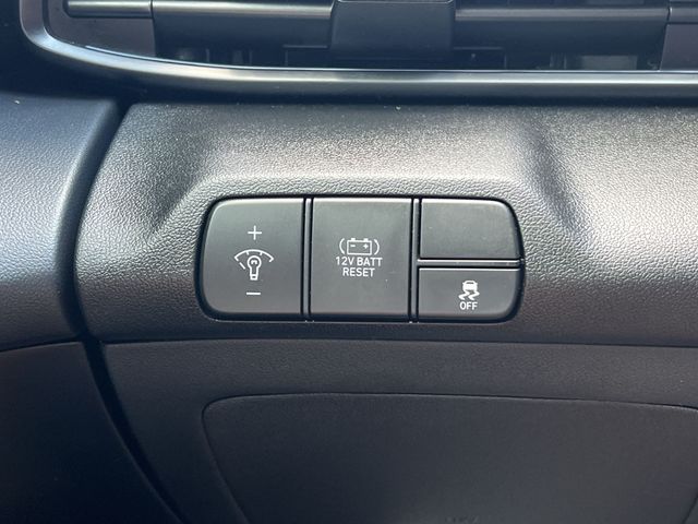 Used 2025 Black Hyundai SEL Sport image 30