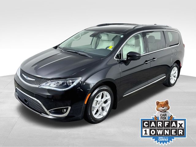 Brilliant Black Crystal Pearlcoat 2017 Chrysler Pacifica Minivan Front-Wheel Drive 9-Speed Automatic
