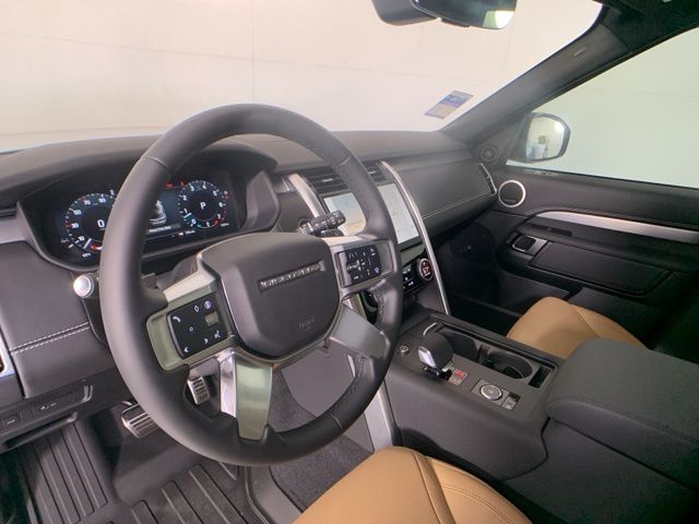 2025 Land Rover Discovery Dynamic SE 13