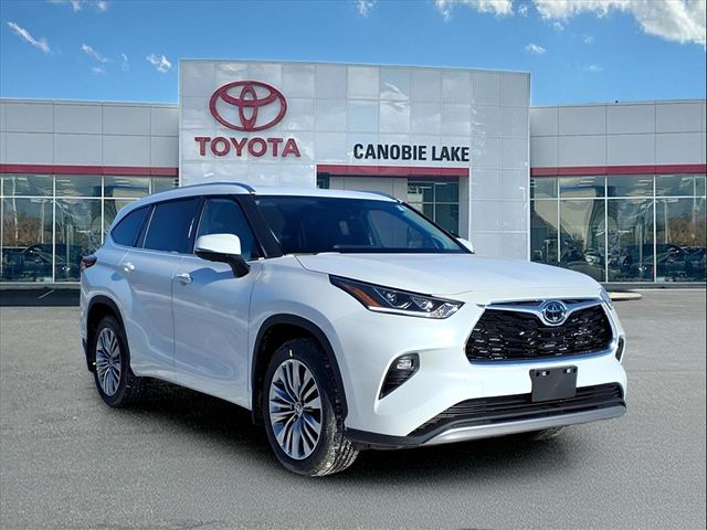 2026 Toyota Highlander Platinum's photo