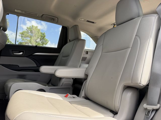 2019 Toyota Highlander XLE Silver at Toyota of Victoria