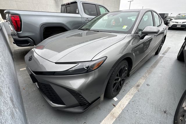 2025 Toyota Camry SE's photo