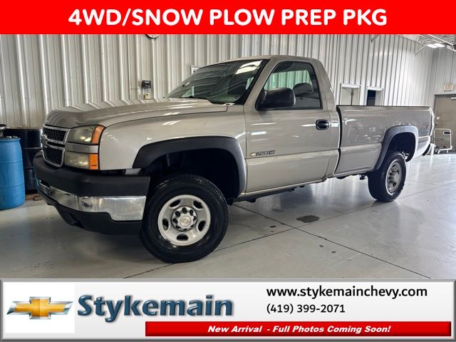 Silver Birch Metallic 2006 Chevrolet Silverado 2500HD Pickup Truck Four-Wheel Drive 4-Speed Automatic Overdrive