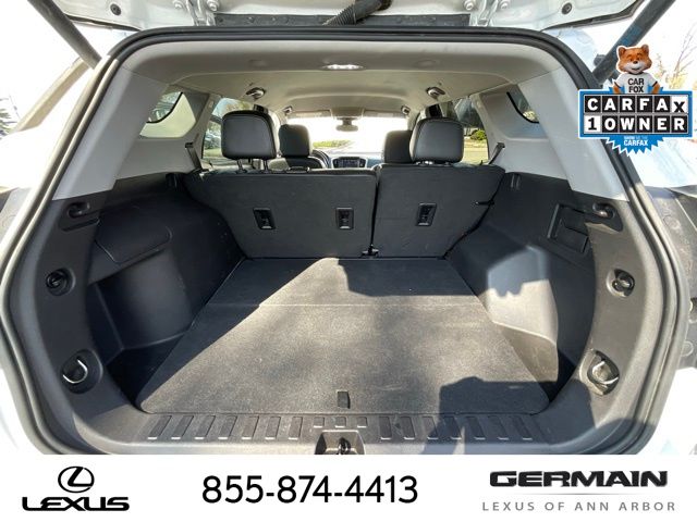 Used 2024 White GMC SLT image 21