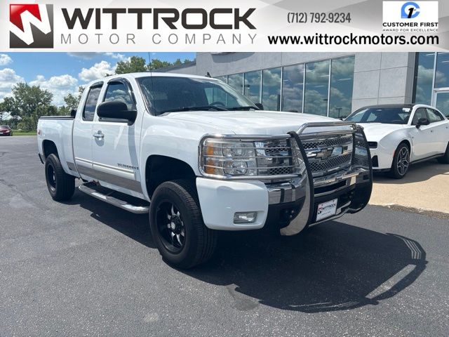 Summit White 2009 Chevrolet Silverado 1500 Pickup Truck Four-Wheel Drive 4-Speed Automatic Overdrive