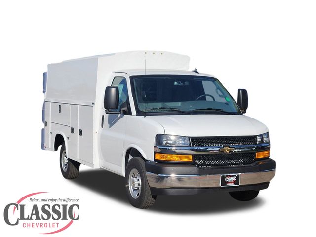 Summit White 2025 Chevrolet Express Chassis 3500 Cutaway 139 Van Rear-Wheel Drive 8-Speed Automatic