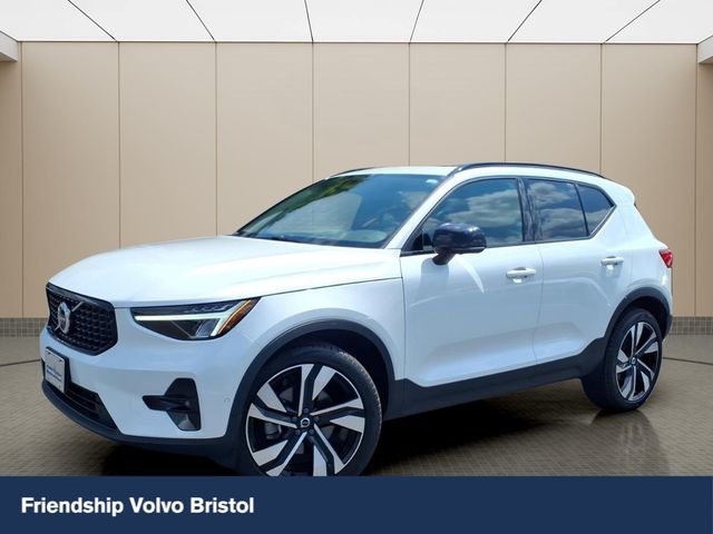 2023 Volvo XC40 B5 Plus Dark Theme AWD