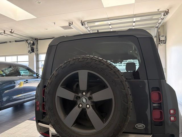 2023 Land Rover Defender 110 S - 11