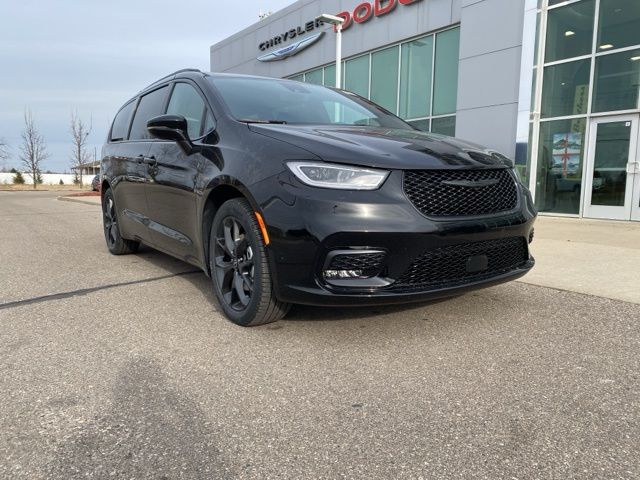 2026 Chrysler Pacifica Select - Diamond Black Crystal Pearlcoat exterior view 3