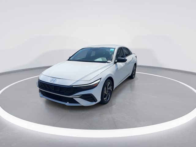 Used 2025 White Hyundai SEL Sport image 4