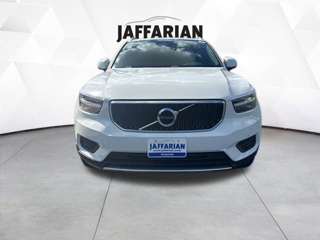 2019 Volvo XC40 Momentum photo 2