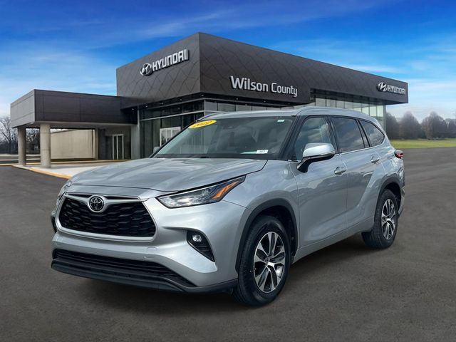 Celestial Silver Metallic 2022 Toyota Highlander XLE FWD SUV / Crossover Front-Wheel Drive 8-Speed Automatic