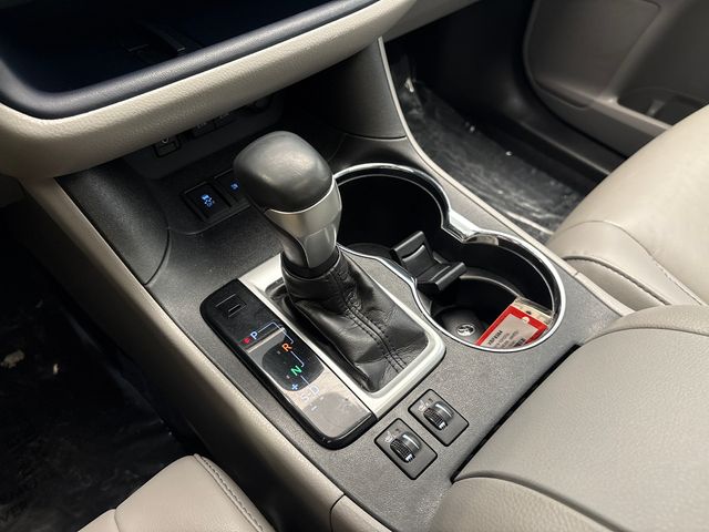 Used 2019 White Toyota XLE image 21