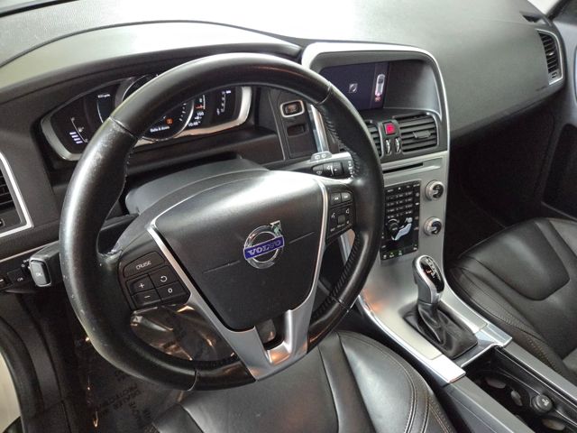 2017 Volvo XC60 T6 Dynamic photo 12
