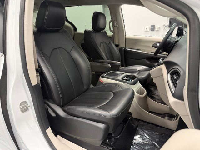 Used 2024 White Chrysler Touring L image 34