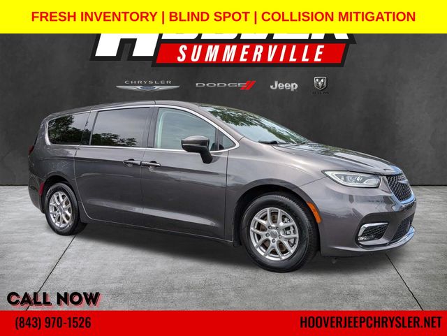 Brilliant Black Crystal Pearlcoat 2023 Chrysler Pacifica Minivan Front-Wheel Drive 9-Speed Automatic