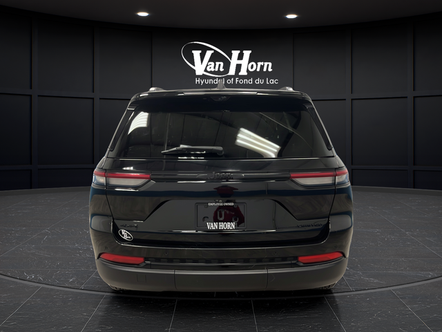 Used 2024 Diamond Black Crystal Pearlcoat Jeep Limited image 6
