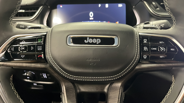 Certified Used 2025 Diamond Black Crystal Pearlcoat Jeep Overland image 16