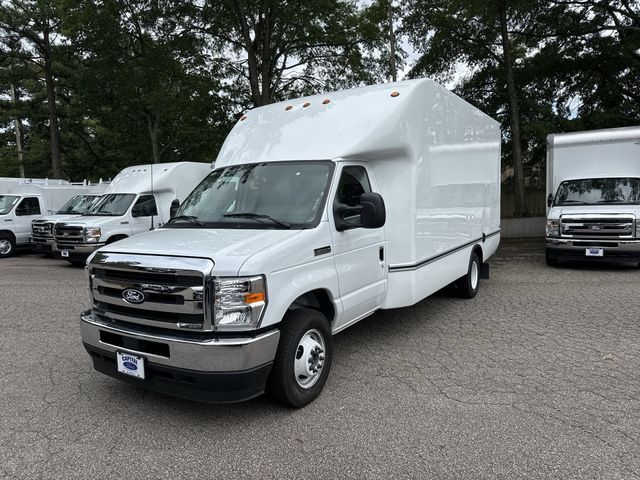 New 2027 Oxford White Ford E-350 SRW image 4