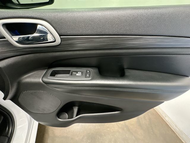 2019 Jeep Grand Cherokee Altitude White at Luther Ford