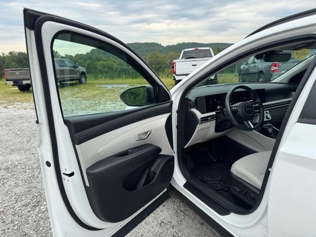 Used 2025 White Hyundai SEL Convenience image 12