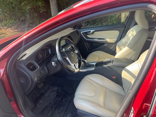 Used 2017 Red Volvo T5 Premier image 8