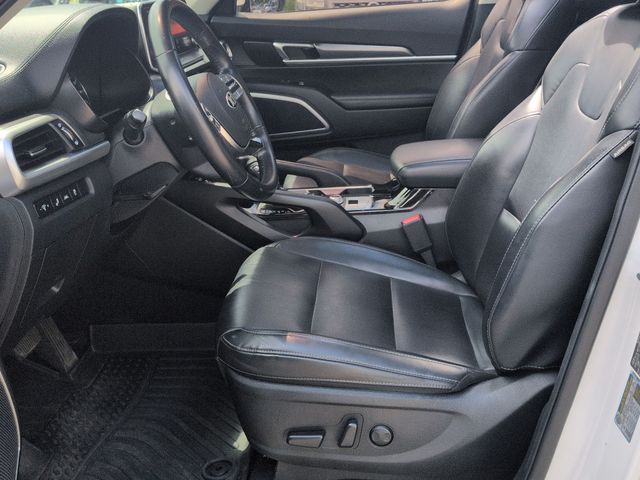 Used 2021 White Kia S image 22
