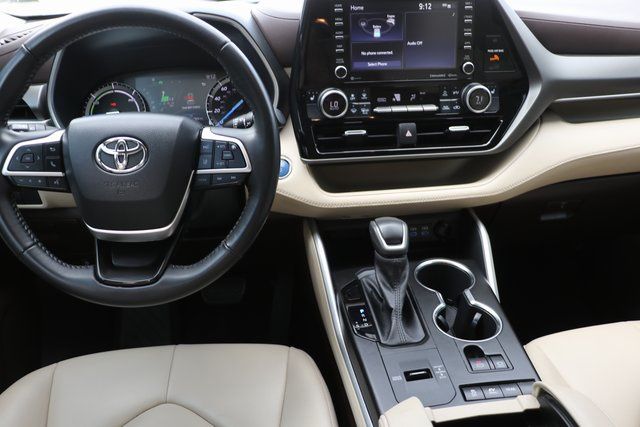 2022 Toyota Highlander Hybrid XLE 3