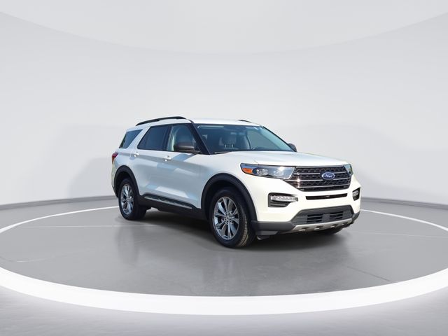 Used 2023 White Metallic Ford XLT image 2