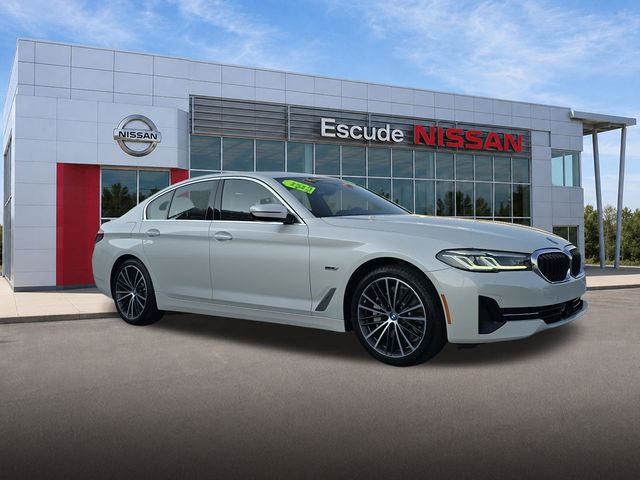Mineral White Metallic 2023 BMW 5 Series Sedan All-Wheel Drive 8-Speed Automatic