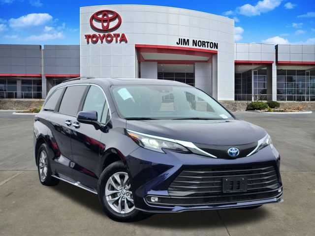 2025 Toyota Sienna XLE's photo