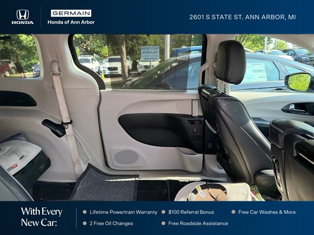 Used 2019 Brilliant Black Crystal Pearlcoat Chrysler Limited image 10