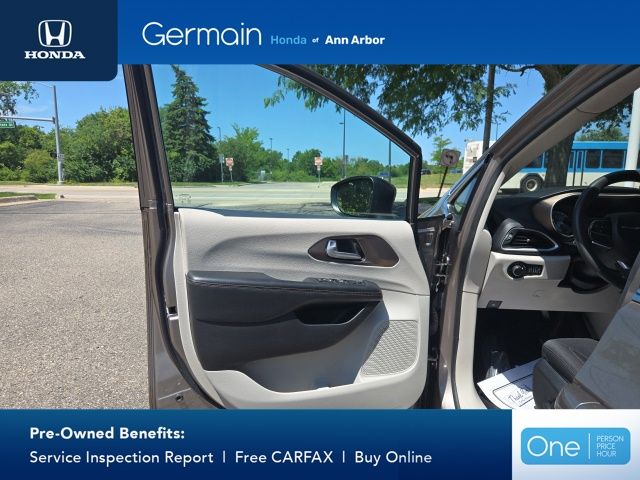 Used 2017 Molten Silver Chrysler Touring image 14