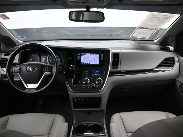 2017 Toyota Sienna XLE 15