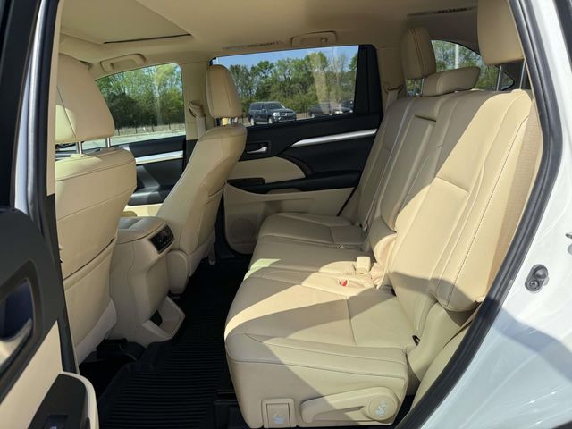Used 2019 White Toyota XLE image 10