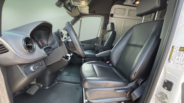 Used 2025  Mercedes-Benz Cargo 144 WB image 19