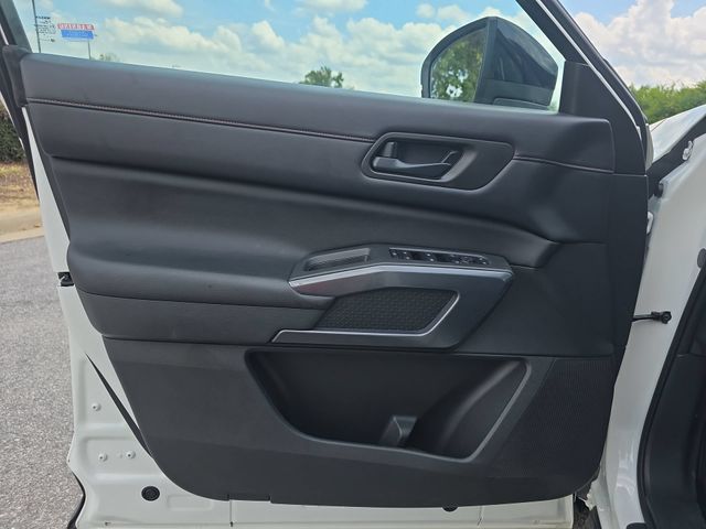 Used 2023 2 Tone White / Black Roof Nissan Rock Creek image 27